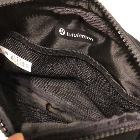 NWT [Lululemon] Large Everywhere Belt Bag in Black 🖤 - Picture 6 of 12